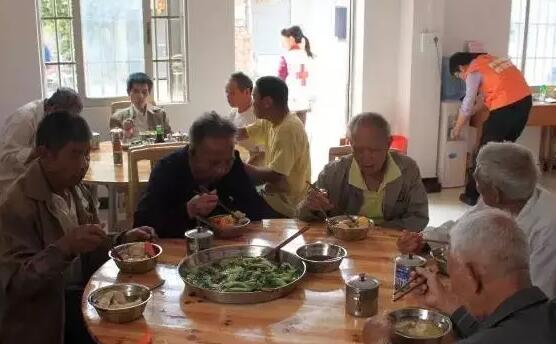 他自建”開(kāi)心食堂“，為6個(gè)鄰村的老人免費(fèi)供飯！